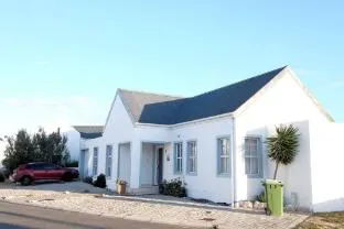 The Pelican - Stunning 3-Bedroom Holiday Home in Langebaan