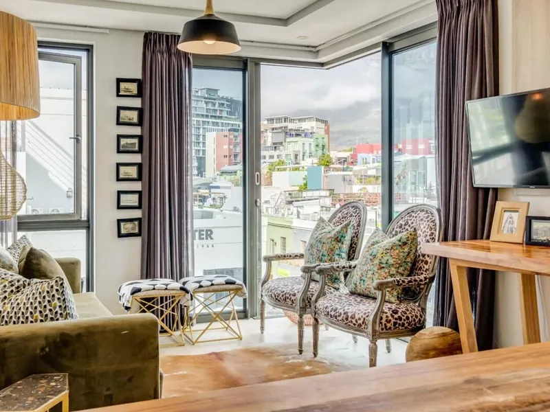 Beautiful Apartment with Mountain Views (404 on N)