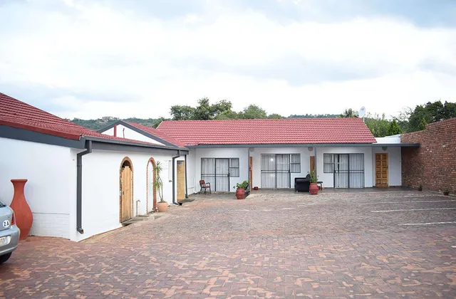 Oppi Hoek Guest House