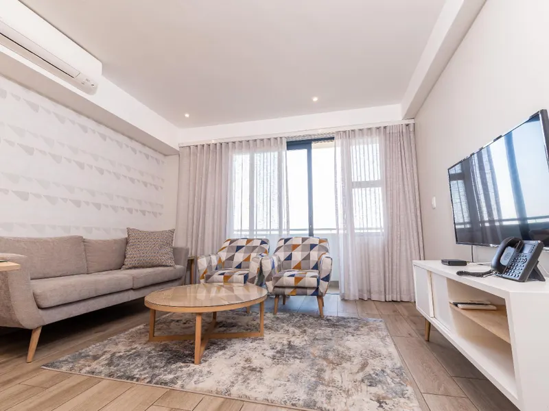 Elegant, upmarket apartment. Wifi, Pool, Gym!