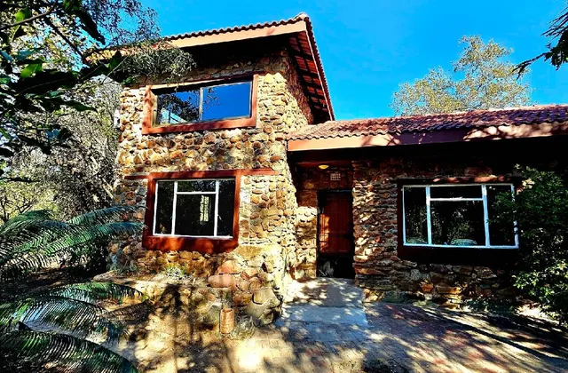 Luxury GuesthouseCo FlintstoneHouse 