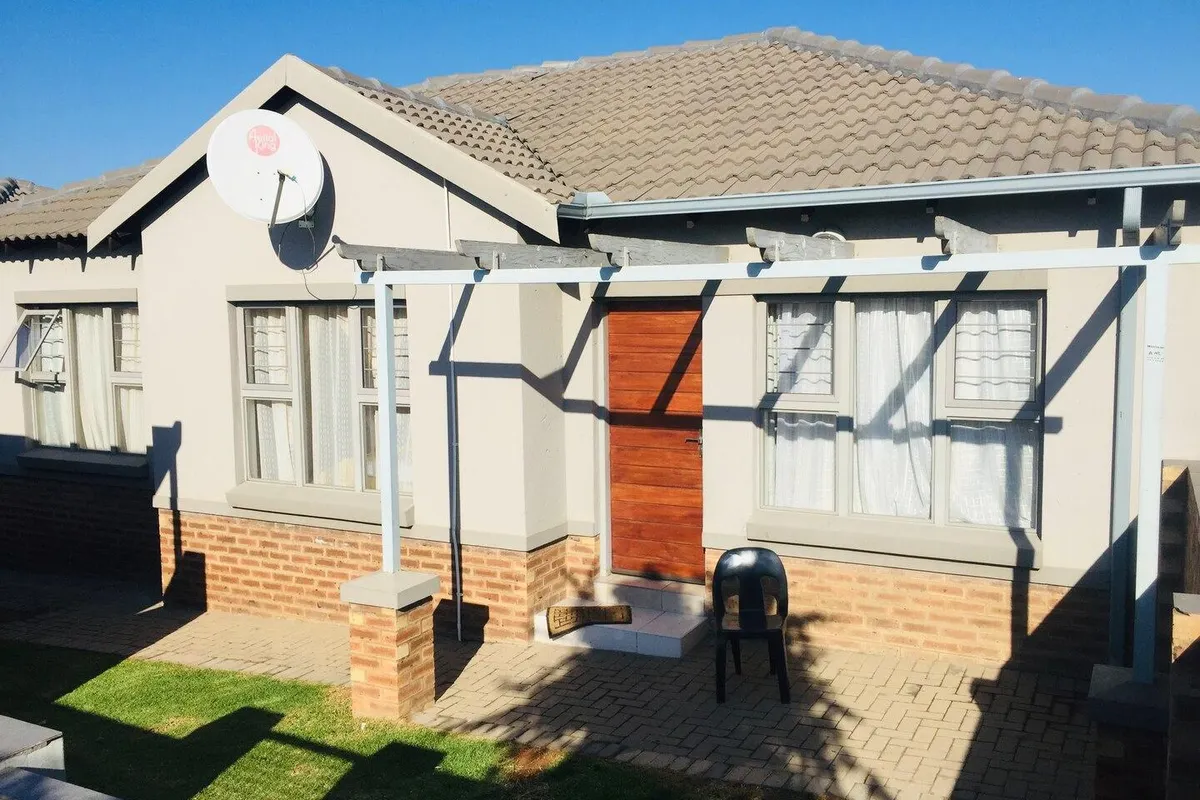 Cheerful 2 bedroom in secure estates