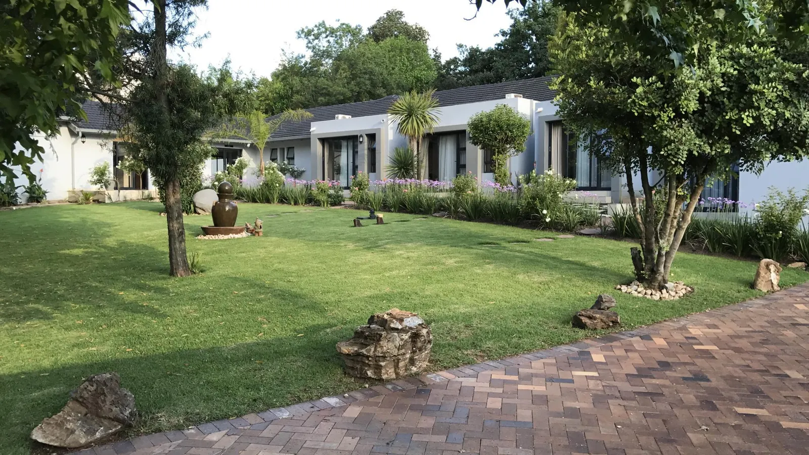 6 on Morris Guest Lodge