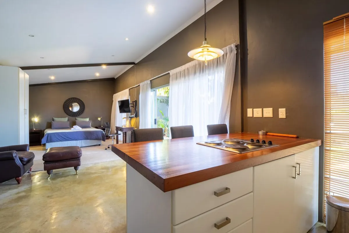 Private Studio flatlet, netflix, wifi, aircon