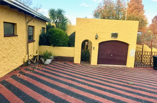 Phomolong guest house - Heldekruins. 