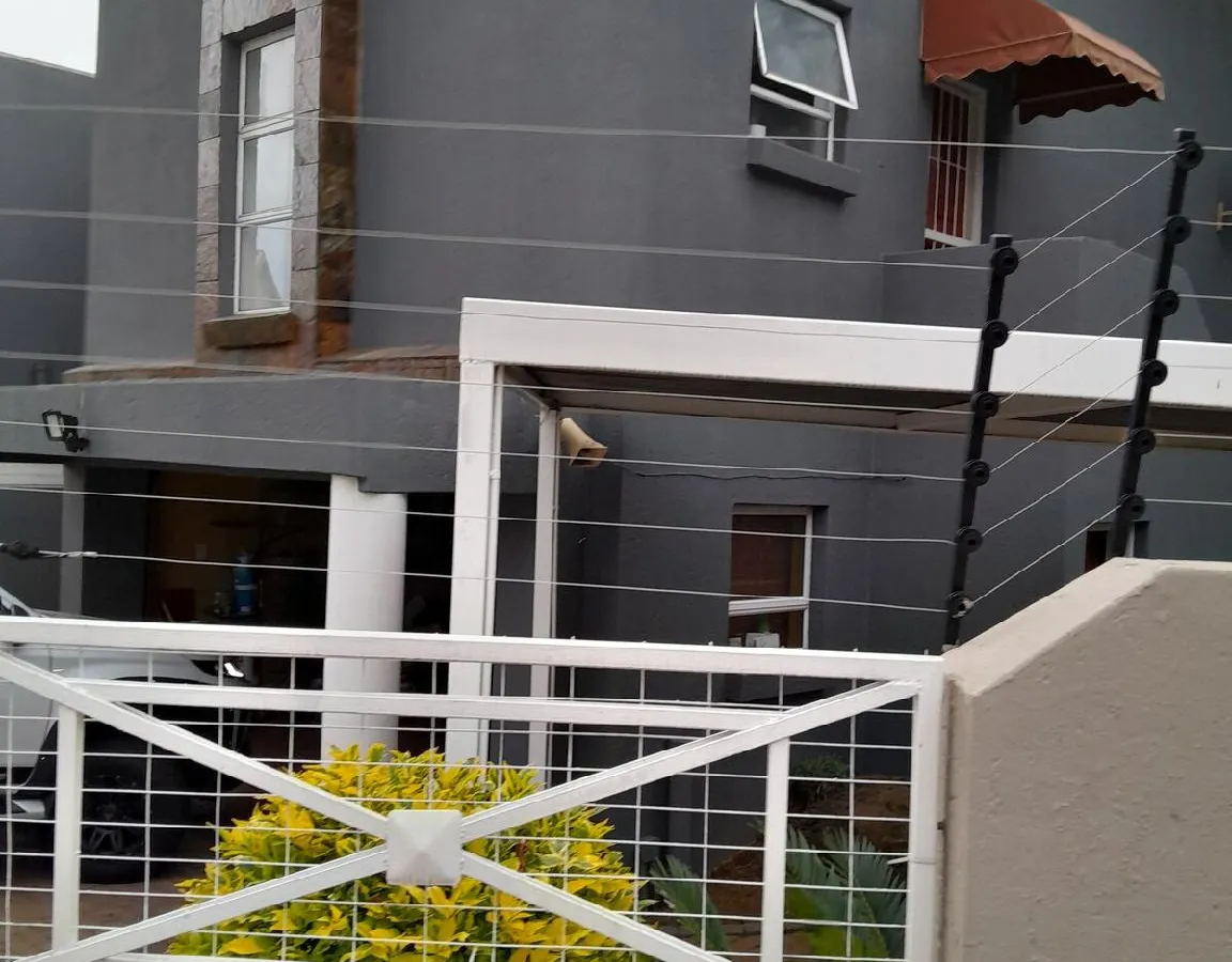 Lelapa La Baphogole, self catering 3 bedroom home