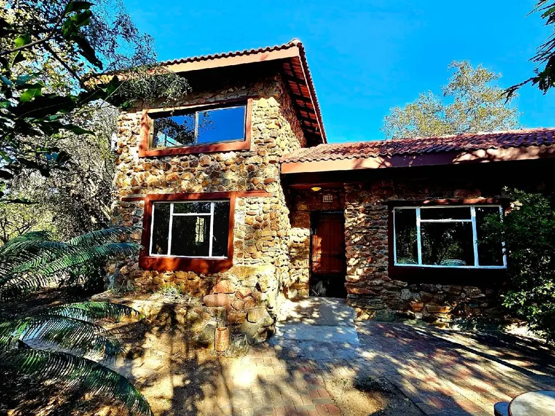 Luxury GuesthouseCo FlintstoneHouse 