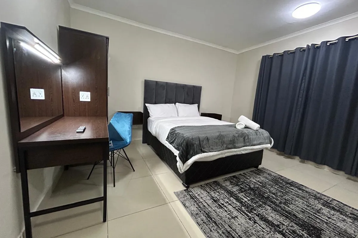 BAYSIDE SUITES HOTEL