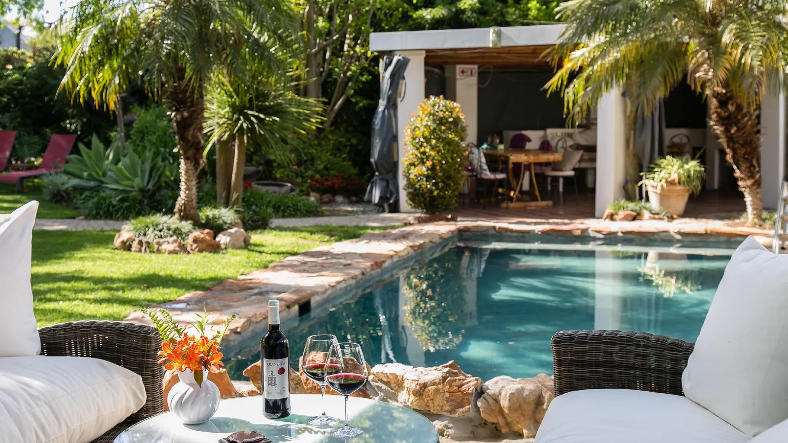 GUBAS DE HOEK meet eat sleep