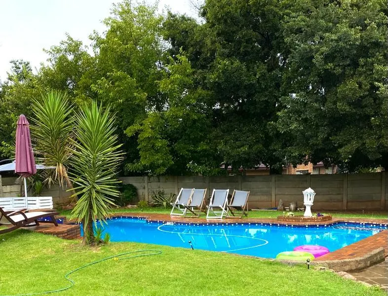 4-Bedroom Guest House with Pool Fireplace & Lappa