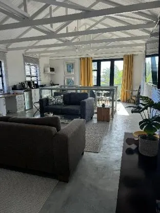 Cozy, Spacious Loft on 4th Avenue – exterior or main view, Cape Town