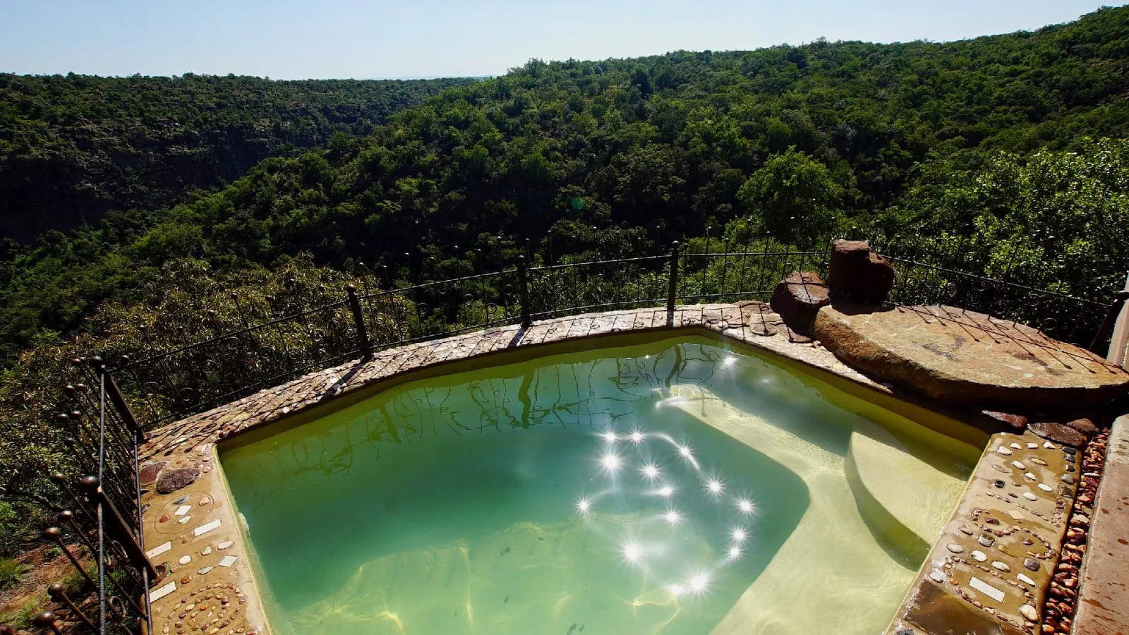 Leopards Rock Bush Boutique