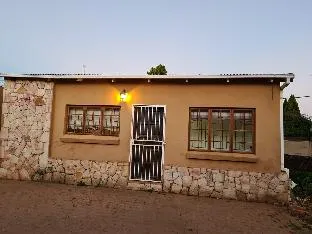Quaint, quiet retro charm – photo 4, Entire Bungalow in Johannesburg