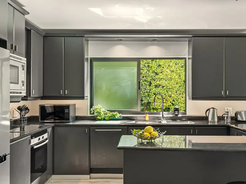 Central Garden Apartment | Superb View | Solar