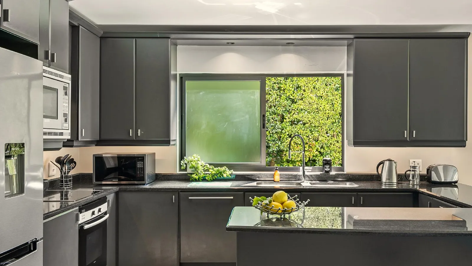 Central Garden Apartment | Superb View | Solar