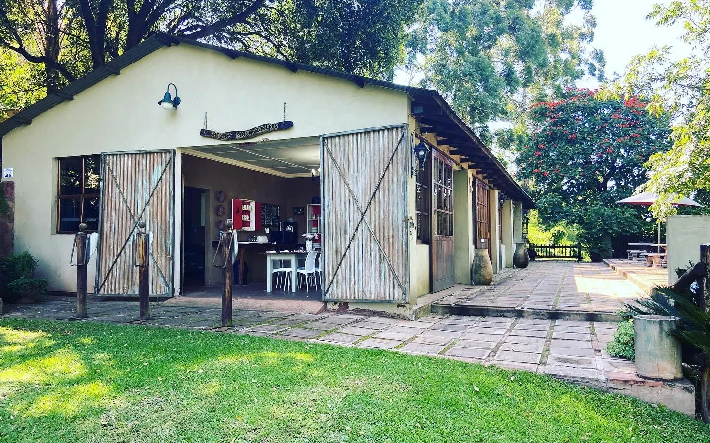 La Luna @ Misty Mountains