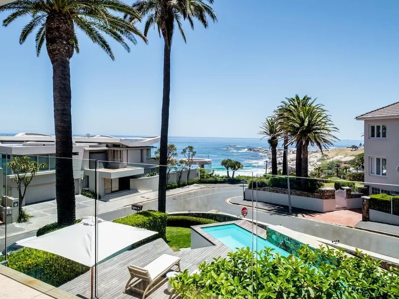 Magical Holiday Home Walking Distance to the Beach