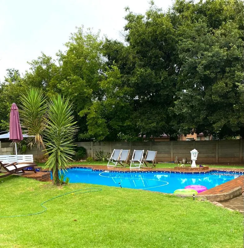 4-Bedroom Guest House with Pool Fireplace & Lappa