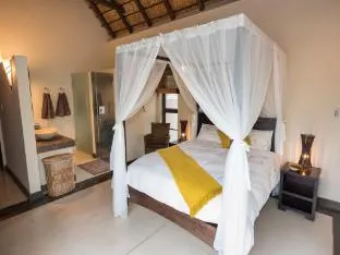 Luxury villa with a swimming pool in Hoedspruit – photo 3, Entire House in Hoedspruit