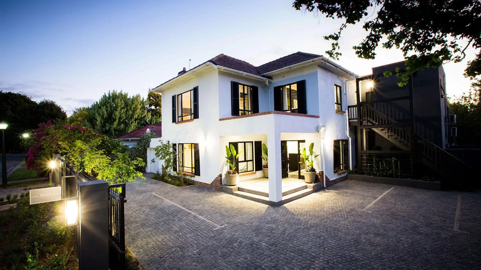 Twice Central Guesthouse