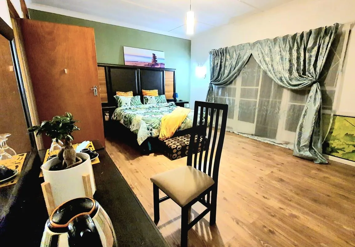 Queens Room with Airy Balcony