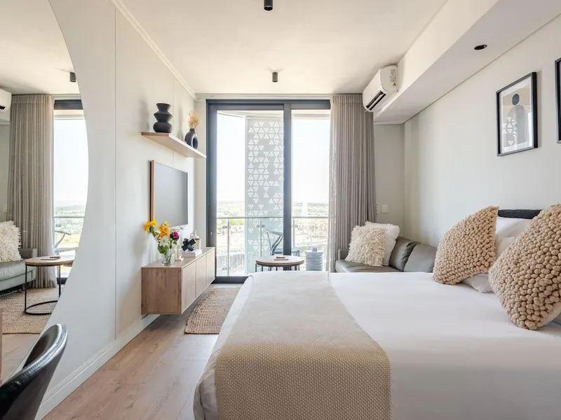 Cozy Stay at The Ellipse Waterfall City