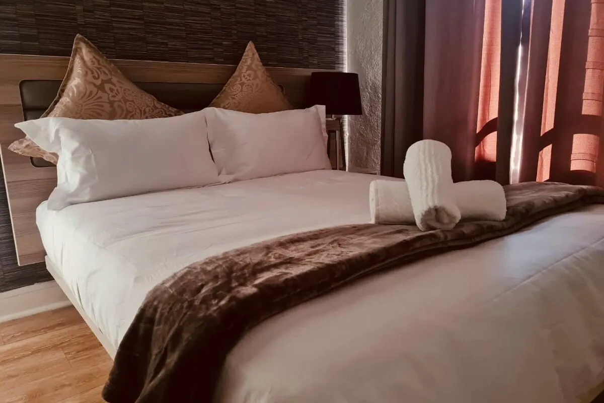 Stunning 1 bedroom Modern Apartment Sandton Pool