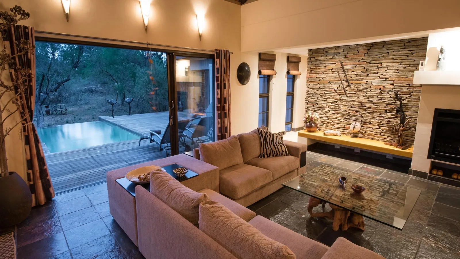 Luxury villa with a swimming pool in Hoedspruit