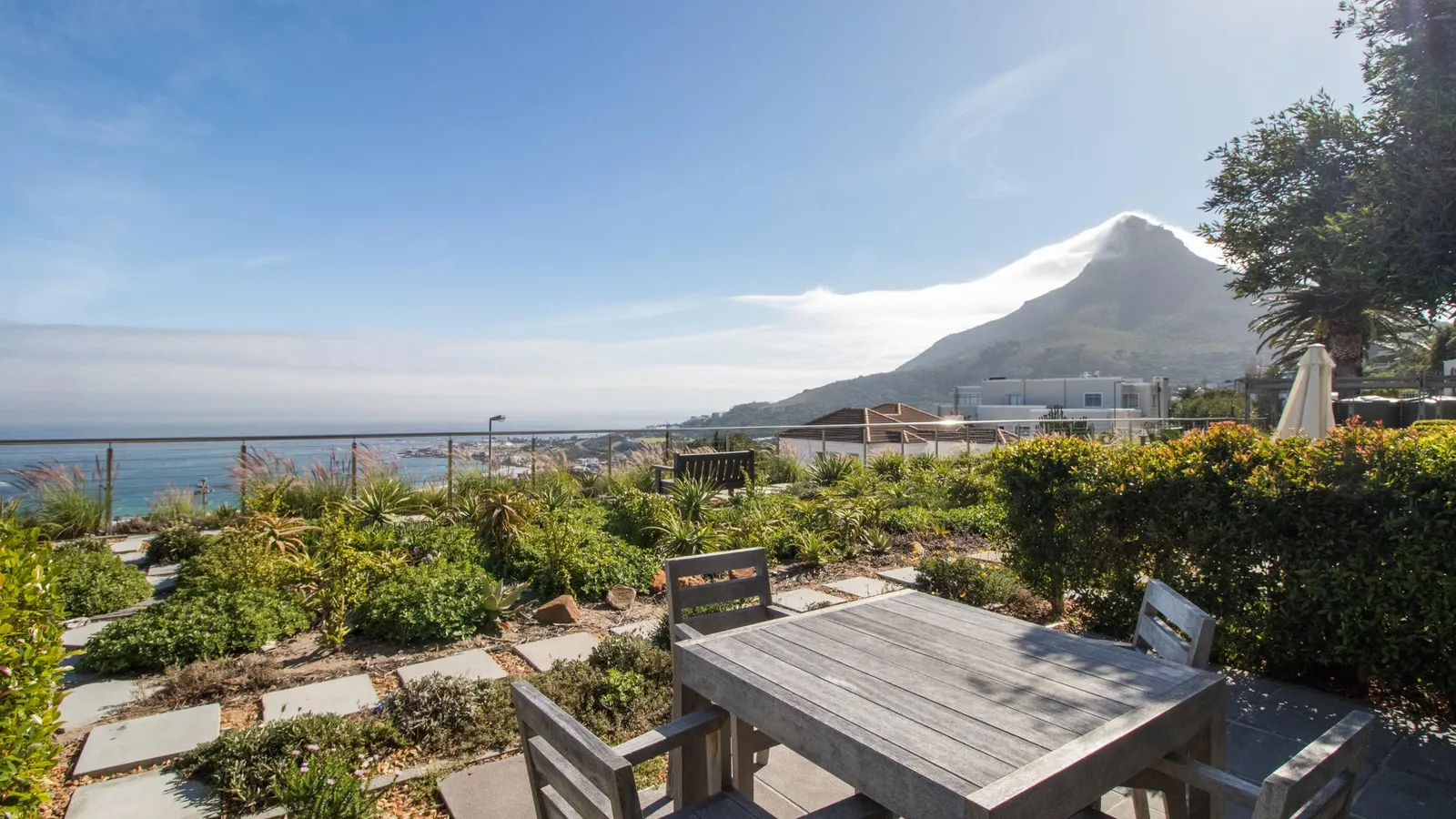 Camps Bay One Bedroom apartment - luxury stay with sea view