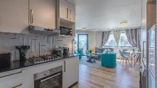 Modern 2 bedroom en-suite in bustling Blouberg