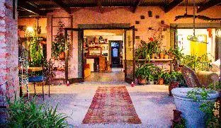 Ebonymoon Guest House and Studio