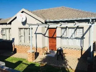 Cheerful 2 bedroom in secure estates