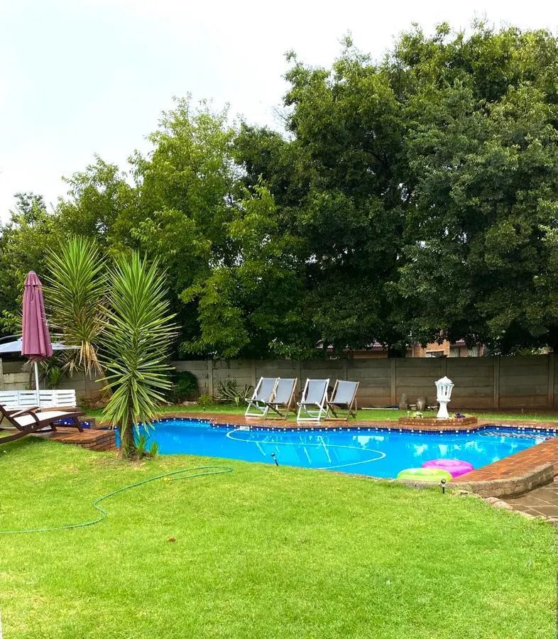 4-Bedroom Guest House with Pool Fireplace & Lappa