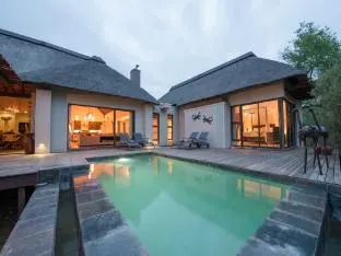Luxury villa with a swimming pool in Hoedspruit – photo 4, Entire House in Hoedspruit